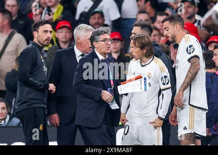 London, Kroatien. Juni 2024. LONDON, ENGLAND - 1. JUNI: Real Madrid-Cheftrainer Carlo Ancelotti spricht Luka Modric von Real Madrid während des Endrunde-Spiels der UEFA Champions League 2023/24 zwischen Borussia Dortmund und Real Madrid CF im Wembley Stadium am 1. Juni 2024 in London. Foto: Sanjin Strukic/PIXSELL Credit: Pixsell/Alamy Live News Stockfoto