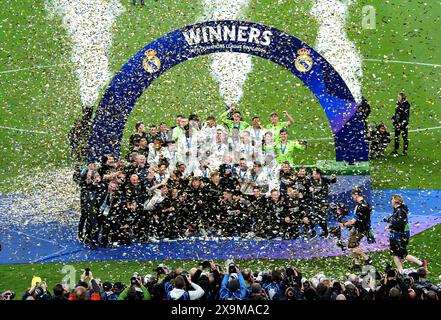 Die Spieler und Mitarbeiter von Real Madrid feiern nach dem Sieg im Finale der UEFA Champions League im Wembley Stadium in London. Bilddatum: Samstag, 1. Juni 2024. Stockfoto