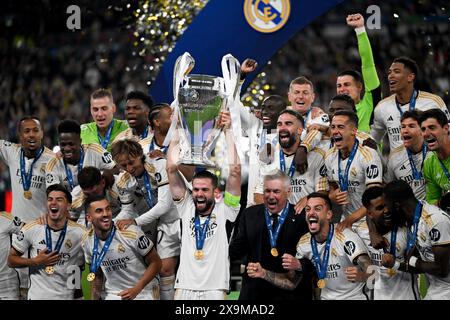 London, Großbritannien. Juni 2024. Fußball: Champions League, Borussia Dortmund - Real Madrid, Finale, Wembley Stadion, Madrids Nacho Fernández holt die Champions League-Trophäe und feiert den Titelgewinn mit seinen Teamkollegen. Robert Michael/dpa/Alamy Live News Stockfoto