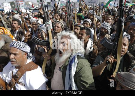 Sanaa, Jemen. 31. Mai 2024. Huthi-Anhänger halten während eines Protestes gegen die USA und Israel und in Solidarität mit dem palästinensischen Volk Waffen hoch. Yahya Sarea, der Militärsprecher der Huthi, berichtete, dass Luftangriffe der Vereinigten Staaten und des Vereinigten Königreichs auf Houthi-Stellungen im Jemen zielten, was zum Tod von mindestens 16 Menschen und zu Verletzungen von 35 weiteren führte. (Kreditbild: © Osamah Yahya/ZUMA Press Wire) NUR REDAKTIONELLE VERWENDUNG! Nicht für kommerzielle ZWECKE! Stockfoto