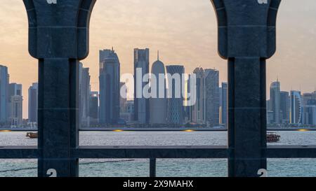 Doha, Katar - Mai 05,2024 : Blick auf die Skyline von doha vom islamischen Museum katar in Corniche Stockfoto