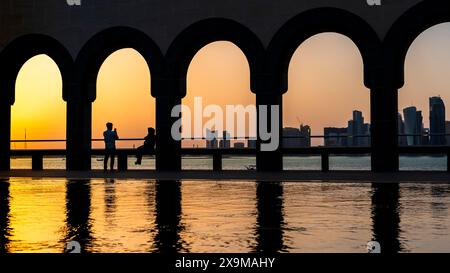 Doha, Katar - Mai 05,2024 : Blick auf die Skyline von doha vom islamischen Museum katar in Corniche Stockfoto