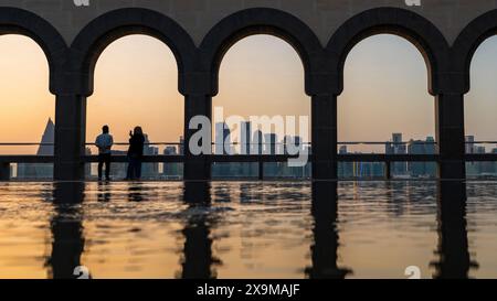 Doha, Katar - Mai 05,2024 : Blick auf die Skyline von doha vom islamischen Museum katar in Corniche Stockfoto