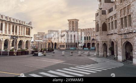 Doha, Katar - Mai 05,2024 : Blick auf das alte katar renoviertes altes Gebäude im berühmten qatar Souq waqif. Alter Markt in katar Stockfoto