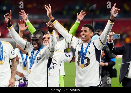 Jude Bellingham (rechts) von Real Madrid feiert nach dem Sieg im Finale der UEFA Champions League im Wembley Stadium in London. Bilddatum: Samstag, 1. Juni 2024. Stockfoto