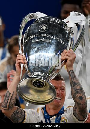 London, Großbritannien. Juni 2024. Fußball: Champions League, Borussia Dortmund - Real Madrid, Finale, Wembley Stadium, Madrider Toni Kroos feiert mit der Champions League Trophäe. Robert Michael/dpa/Alamy Live News Stockfoto