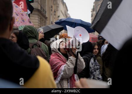 Paris, Frankreich. Juni 2024. Marjolaine Cheylan/Le Pictorium - Protest gegen Palästina - 01/06/2024 - Frankreich/Ile-de-France (Region)/Paris - Demonstration zur Unterstützung der Palästinenser, die von Israel im Gazastreifen bombardiert wurden. In Paris versammelten sich die Franzosen, um einen sofortigen Waffenstillstand zu fordern und gegen die Untätigkeit der Staatschefs angesichts dieser beispiellosen humanitären Krise zu protestieren. Quelle: LE PICTORIUM/Alamy Live News Stockfoto