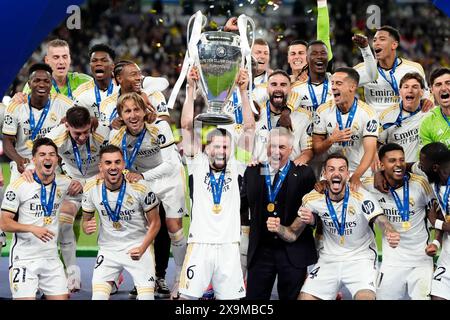 Nacho Fernandez von Real Madrid feiert den Sieg im Finale der UEFA Champions League im Londoner Wembley Stadium. Bilddatum: Samstag, 1. Juni 2024. Stockfoto