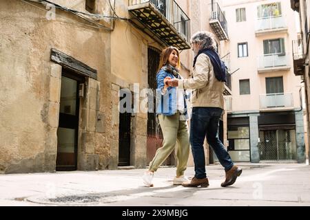 Glückliches Seniorenpaar, das auf der Stadtstraße tanzt Stockfoto