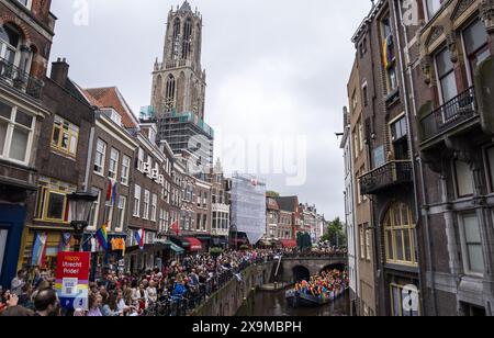 UTRECHT - die Teilnehmer der Utrecht Pride Boat Parade winken den Zuschauern zu. Das Hauptziel der Organisation der jährlichen Veranstaltung besteht darin, die Sichtbarkeit von LGBTIQ+-Organisationen zu erhöhen. ANP JEROEN JUMELET niederlande Out - belgien Out Stockfoto