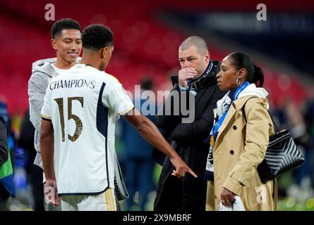 Real Madrids Jude Bellingham spricht mit seinen Eltern Mark Bellingham, Denise Bellingham und seinem Bruder Jobe Bellingham, nachdem er das Finale der UEFA Champions League im Wembley Stadium in London gewonnen hatte. Bilddatum: Samstag, 1. Juni 2024. Stockfoto