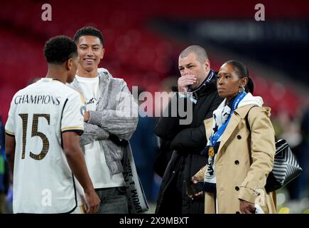 Real Madrids Jude Bellingham spricht mit seinen Eltern Mark Bellingham, Denise Bellingham und seinem Bruder Jobe Bellingham, nachdem er das Finale der UEFA Champions League im Wembley Stadium in London gewonnen hatte. Bilddatum: Samstag, 1. Juni 2024. Stockfoto