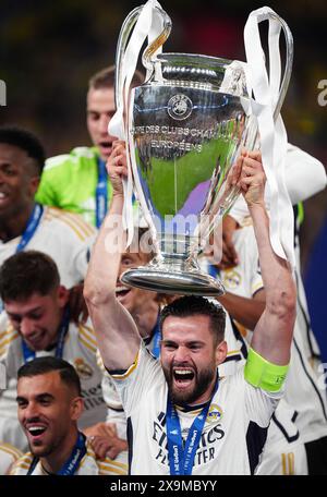 Nacho Fernandez von Real Madrid feiert den Sieg im Finale der UEFA Champions League im Londoner Wembley Stadium. Bilddatum: Samstag, 1. Juni 2024. Stockfoto