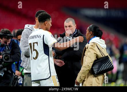 Real Madrids Jude Bellingham spricht mit seinen Eltern Mark Bellingham, Denise Bellingham und seinem Bruder Jobe Bellingham, nachdem er das Finale der UEFA Champions League im Wembley Stadium in London gewonnen hatte. Bilddatum: Samstag, 1. Juni 2024. Stockfoto