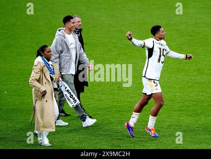 Real Madrids Jude Bellingham (rechts) mit seinen Eltern Mark Bellingham, Denise Bellingham und Bruder Jobe Bellingham auf dem Spielfeld am Ende des UEFA Champions League-Finales im Wembley Stadium in London. Bilddatum: Samstag, 1. Juni 2024. Stockfoto