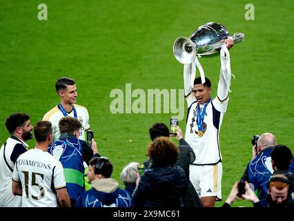 Jude Bellingham von Real Madrid feiert mit der Trophäe, nachdem er das Finale der UEFA Champions League im Wembley Stadium in London gewonnen hat. Bilddatum: Samstag, 1. Juni 2024. Stockfoto