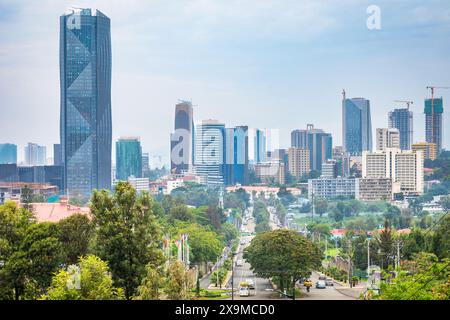 Wachsende Entwicklung des zentralen Geschäftsviertels mit modernen Wolkenkratzern der Innenstadt von Adis Abeba, Äthiopien Stockfoto