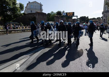 Rom, Italien. Juni 2024. Gruppe von Studenten kehrt in Begleitung der Polizei an die La Sapienza Universität zurück (Foto: Matteo Nardone/Pacific Press) Credit: Pacific Press Media Production Corp./Alamy Live News Stockfoto