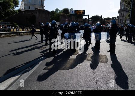 Rom, Italien. Juni 2024. Gruppe von Studenten kehrt in Begleitung der Polizei an die La Sapienza Universität zurück (Foto: Matteo Nardone/Pacific Press) Credit: Pacific Press Media Production Corp./Alamy Live News Stockfoto