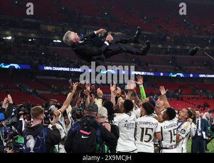 London, Großbritannien. Juni 2024. Carlo Ancelotti, Trainer von Real Madrid, wird von seinen Spielern während des Endspiels der UEFA Champions League im Wembley Stadium in London in die Luft geworfen. Der Bildnachweis sollte lauten: David Klein/Sportimage Credit: Sportimage Ltd/Alamy Live News Stockfoto