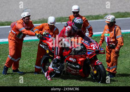 Scarperia, Italien. Juni 2024. Enea Bastianini aus Italien und Ducati Lenovo Team starten nach einem Sturz beim MotoGP GP7 Gran Premio d’Italia Brembo - Sprint Race auf dem Mugello Circuit wieder. Quelle: SOPA Images Limited/Alamy Live News Stockfoto