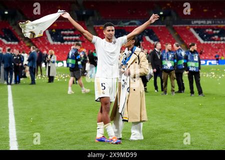 Jude Bellingham (links) von Real Madrid feiert mit seiner Mutter Denise Bellingham, nachdem er das Finale der UEFA Champions League im Wembley Stadium in London gewonnen hat. Bilddatum: Samstag, 1. Juni 2024. Stockfoto