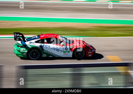 Imola, Italien. Juni 2024. Festante Aldo, italienischer Fahrer des Dinamic Motorsport Teams, tritt beim Qualifying des Porsche Carrera Cup Italia auf der Enzo e Dino Ferrari International Racetrack an. Quelle: SOPA Images Limited/Alamy Live News Stockfoto