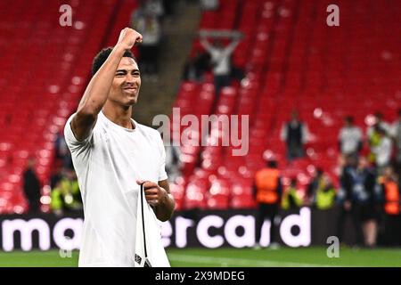 London, Großbritannien. Juni 2024. Fußball: Champions League, Borussia Dortmund - Real Madrid, K.-o.-Runde, Finale im Wembley-Stadion, Madrids Jude Bellingham winkt nach dem Spiel. Quelle: Tom Weller/dpa/Alamy Live News Stockfoto