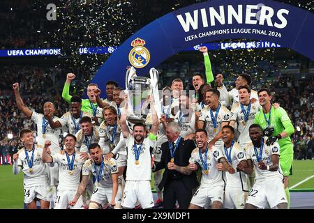 Wembley Stadium, London, Großbritannien. Juni 2024. Das UEFA Champions League-Finale, Borussia Dortmund gegen Real Madrid; Real Madrid Spieler und Manager feiern mit dem UEFA Champions League Trophy Credit: Action Plus Sports/Alamy Live News Stockfoto