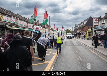 London, Großbritannien. 1. Juni 2024.Versammlung in Ilford North, die eine sofortige Beendigung des Völkermords in Gaza und der Waffenverkäufe an Israel sowie internationale Sanktionen gegen Israel und die Freiheit für Palästina fordert. Leanne Mohamad wird bei den nächsten Parlamentswahlen gegen die Schattengesundheitsministerin kandidieren. Horst Friedrichs /Alamy Live News Stockfoto