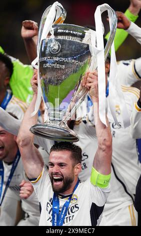 Nacho Fernandez von Real Madrid feiert den Sieg im Finale der UEFA Champions League im Londoner Wembley Stadium. Bilddatum: Samstag, 1. Juni 2024. Stockfoto