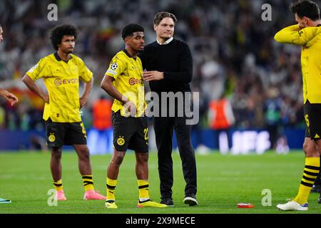 Borussia Dortmunds Cheftrainer Edin Terzic (Mitte) und Borussia Dortmunds Ian Maatsen reagieren auf die Niederlage im Finale der UEFA Champions League im Londoner Wembley Stadium. Bilddatum: Samstag, 1. Juni 2024. Stockfoto