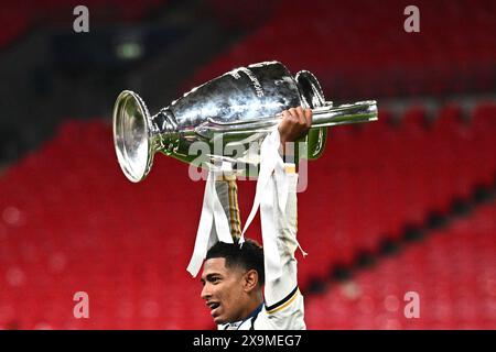 London, Großbritannien. Juni 2024. Fußball: Champions League, Borussia Dortmund - Real Madrid, K.-o.-Runde, Finale im Wembley-Stadion, Madrids Jude Bellingham winkt nach dem Spiel die Trophäe. Quelle: Tom Weller/dpa/Alamy Live News Stockfoto