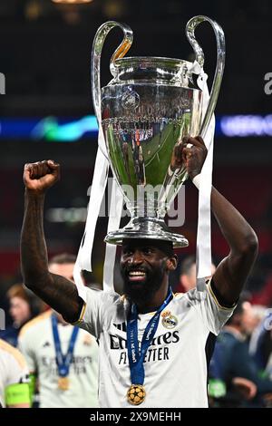 London, Großbritannien. Juni 2024. Fußball: Champions League, Borussia Dortmund - Real Madrid, K.-o.-Runde, Finale im Wembley-Stadion, Madrider Antonio Rüdiger feiert mit der Trophäe. Quelle: Tom Weller/dpa/Alamy Live News Stockfoto