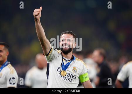 Nacho Fernandez von Real Madrid feiert den Sieg im Finale der UEFA Champions League im Londoner Wembley Stadium. Bilddatum: Samstag, 1. Juni 2024. Stockfoto