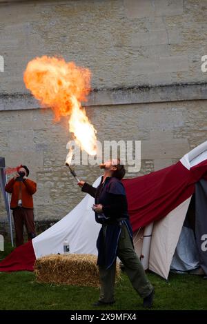Chaussy, Frankreich. Juni 2024. Ein Feuerfresser tritt während der Geschichte von Villarceaux am 1. Juni 2024 in der Domaine de Villarceaux in Chaussy auf. Quelle: Bernard Menigault/Alamy Live News Stockfoto
