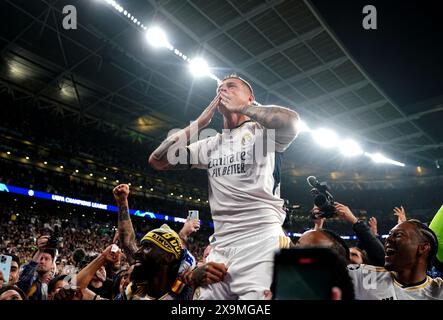 Toni Kroos von Real Madrid gibt den Fans Küsse, während er im Londoner Wembley Stadium den Sieg im Finale der UEFA Champions League feiert. Bilddatum: Samstag, 1. Juni 2024. Stockfoto