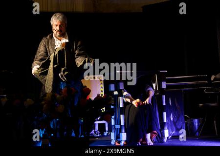 Chaussy, Frankreich. Juni 2024. Die Magier Valjemiflo und Azuna treten während der Geschichte von Villarceaux am 1. Juni 2024 in der Domaine de Villarceaux in Chaussy auf. Quelle: Bernard Menigault/Alamy Live News Stockfoto
