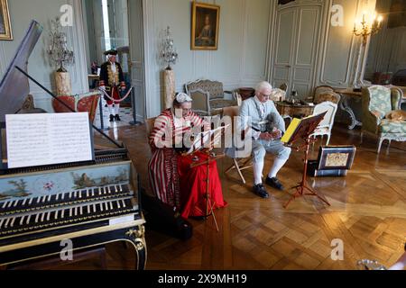 Chaussy, Frankreich. Juni 2024. Das Musikensemble der Renaissance und des Barocks spielt während der Geschichte von Villarceaux am 1. Juni 2024 in der Domaine de Villarceaux in Chaussy, Frankreich. Quelle: Bernard Menigault/Alamy Live News Stockfoto
