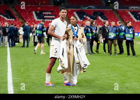 Jude Bellingham (links) von Real Madrid feiert mit seiner Mutter Denise Bellingham, nachdem er das Finale der UEFA Champions League im Wembley Stadium in London gewonnen hat. Bilddatum: Samstag, 1. Juni 2024. Stockfoto