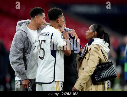 Real Madrids Jude Bellingham spricht mit seinen Eltern Mark Bellingham, Denise Bellingham und seinem Bruder Jobe Bellingham, nachdem er das Finale der UEFA Champions League im Wembley Stadium in London gewonnen hatte. Bilddatum: Samstag, 1. Juni 2024. Stockfoto