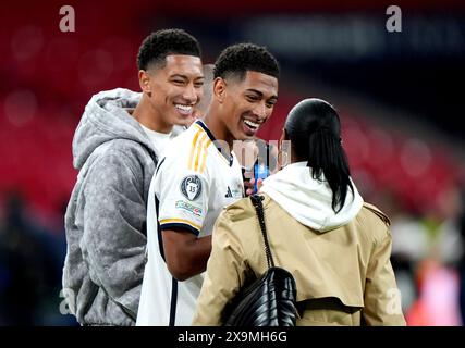 Jude Bellingham spricht mit seiner Mutter Denise Bellingham, nachdem er das Finale der UEFA Champions League im Wembley Stadium in London gewonnen hat. Bilddatum: Samstag, 1. Juni 2024. Stockfoto