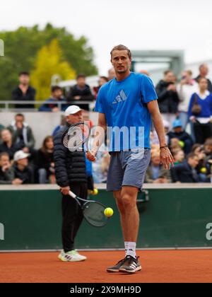 Roland Garros, 1. Juni 2024: Alexander Zverev (GER) während einer Trainingseinheit während der French Open 2024. Corleve/Mark Peterson Stockfoto