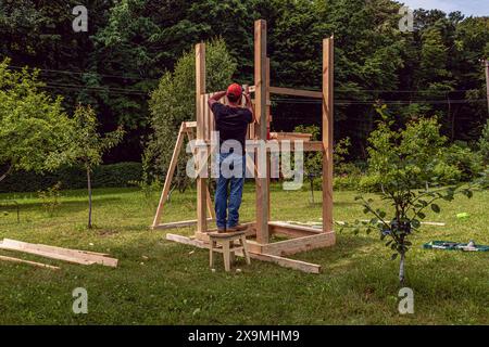 Installation von Perlen in einer Kinderhütte mit Schaukel im Garten Stockfoto