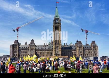 Ottawa, Kanada - 1. Juni 2024: Mitglieder der Khalistan Movement, einer Separatistenbewegung, die versucht, eine Heimat für Sikhs zu schaffen. Ein neuer souveräner Staat namens Khalistan, veranstalten eine Demonstration auf dem Parliament Hill. Stockfoto