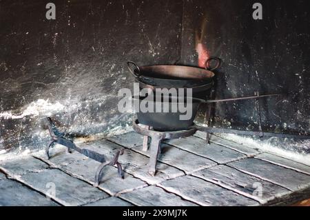 Rustikal, Vintage, Ofen, Gusseisen, Kochen, Gerät, antik, Küche, altmodisch, traditionell, Deutsch, Heimat, Innenraum, historisch Stockfoto