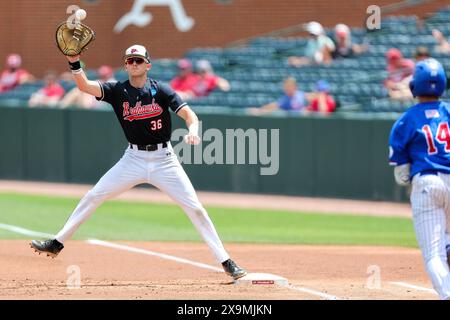 1. Juni 2024: Der erste Baseman Bryce Cannon #36 von Redhawks geht hoch, um einen Ball zu fangen, der auf ihn heruntergeworfen wird, während er die erste Basis abdeckt. Der Southeast Missouri State besiegte die Louisiana Tech 9-3 in Fayetteville, AR. Richey Miller/CSM(Bild: © Richey Miller/Cal Sport Media) Stockfoto
