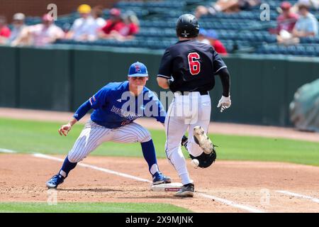 1. Juni 2024: Der erste Baseman Dalton Davis von Louisiana Tech geht nach unten, um einen Ball zu fangen, der ihm zugeworfen wurde, als der SEMO-Baseballläufer Chance Resetich #6 auf die Tasche zukommt. Der Southeast Missouri State besiegte die Louisiana Tech 9-3 in Fayetteville, AR. Richey Miller/CSM(Bild: © Richey Miller/Cal Sport Media) Stockfoto