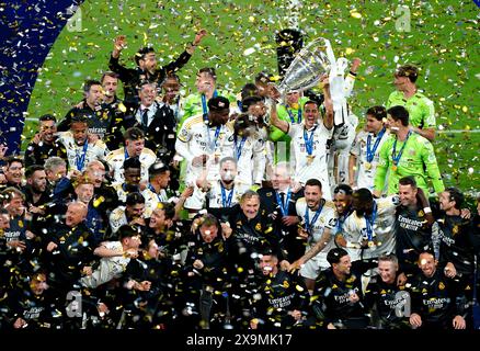 Der Real Madrider Vazquez Lucas feiert mit der Trophäe, nachdem er das Finale der UEFA Champions League im Wembley Stadium in London gewonnen hat. Bilddatum: Samstag, 1. Juni 2024. Stockfoto