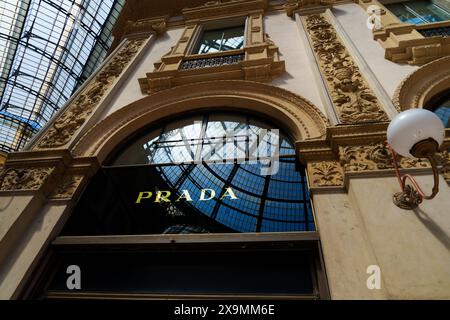 Mailand, Italien - 24.04.2024: Prada Ladenpräsentation in der Einkaufsgalerie im Zentrum von Mailand, Galleria Vittorio Emanuele, Vitrine der Kleidung Stockfoto